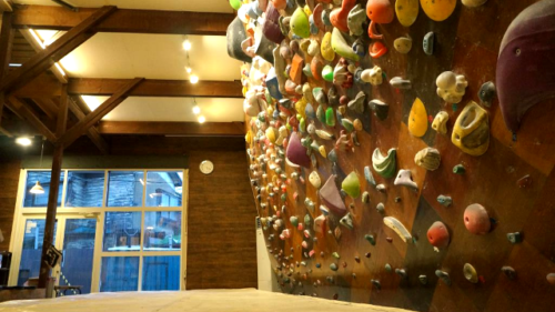 北海道のクライミング施設「ボルダリングジム エクストリーム」